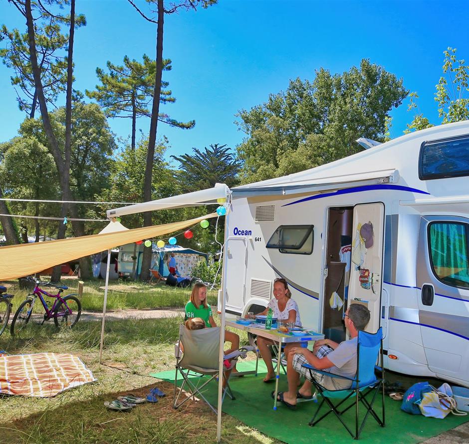 Emplacements nus spacieux avec électricité camping Les Sirènes Saint-Jean-de-Monts 