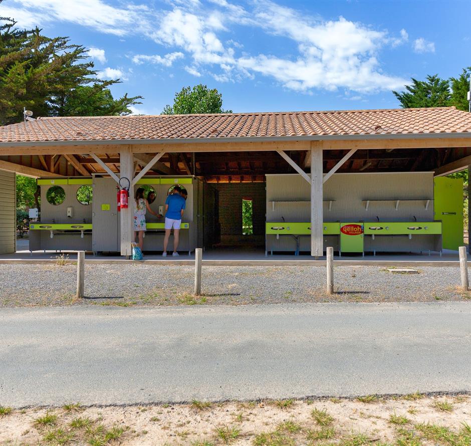 Services sur place au Camping Les Sirènes 3 étoiles  à Saint Jean de Monts en Vendée (petit déjeuner, location vélo, snack, bar, épicerie, massage, laverie, ...) 
