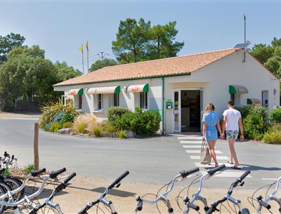 Services sur place au Camping Les Sirènes 3 étoiles  à Saint Jean de Monts en Vendée (petit déjeuner, location vélo, snack, bar, épicerie, massage, laverie, ...)