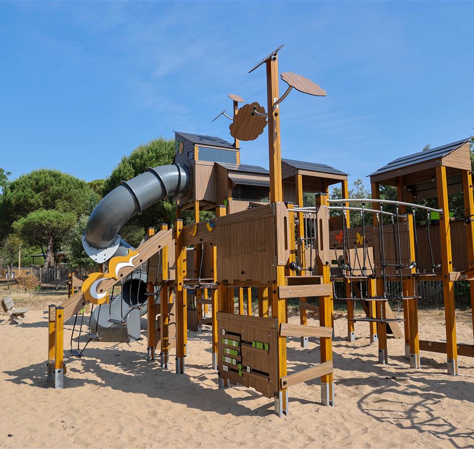 aire de jeux pour enfants au Camping Les Sirènes 