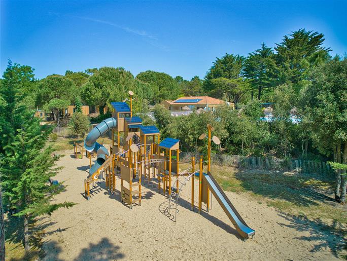 aire de jeux pour enfants au Camping Les Sirènes