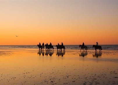 monter à cheval sur les plages de st hilaire de riez  - CAMPING**** Les Sirènes
