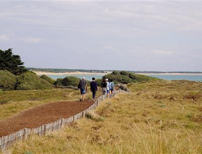 Randonnée en bord de mer près du camping Les Sirènes à Saint-Jean-de-Monts en Vendée
