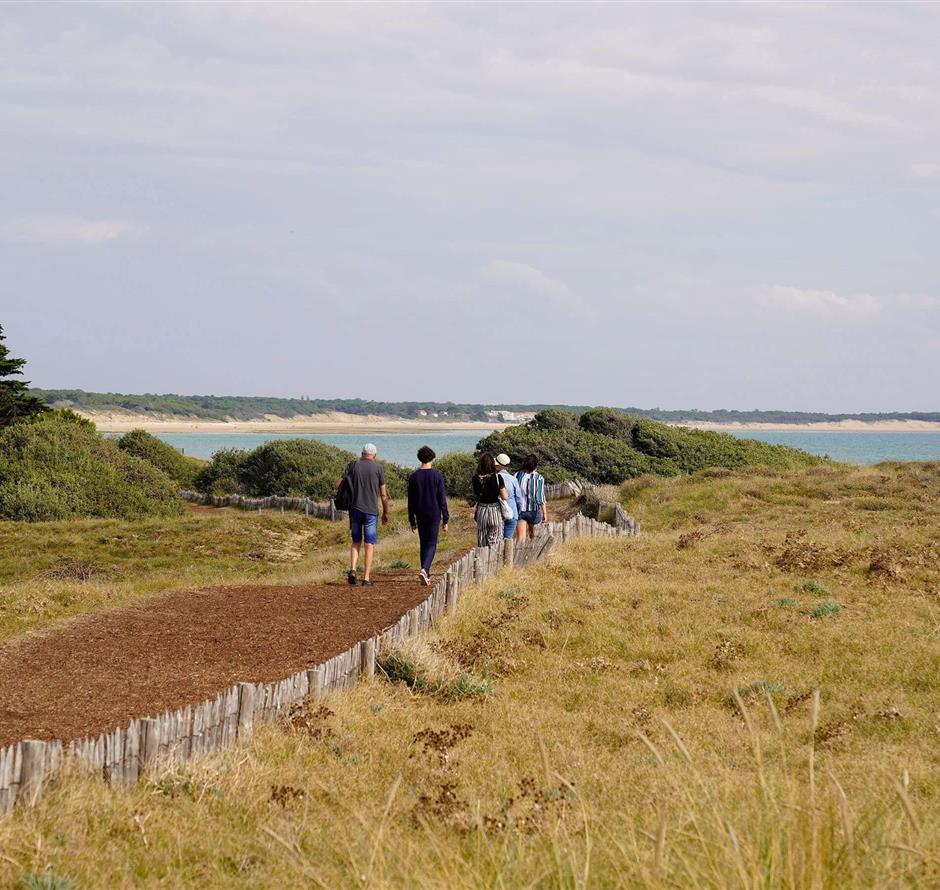 Randonnée en bord de mer près du camping Les Sirènes à Saint-Jean-de-Monts en Vendée 
