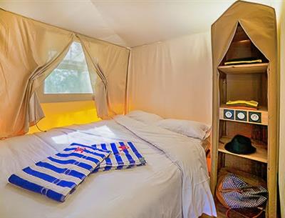 Chambre du Tente lodge 4 personnes 2 chambres