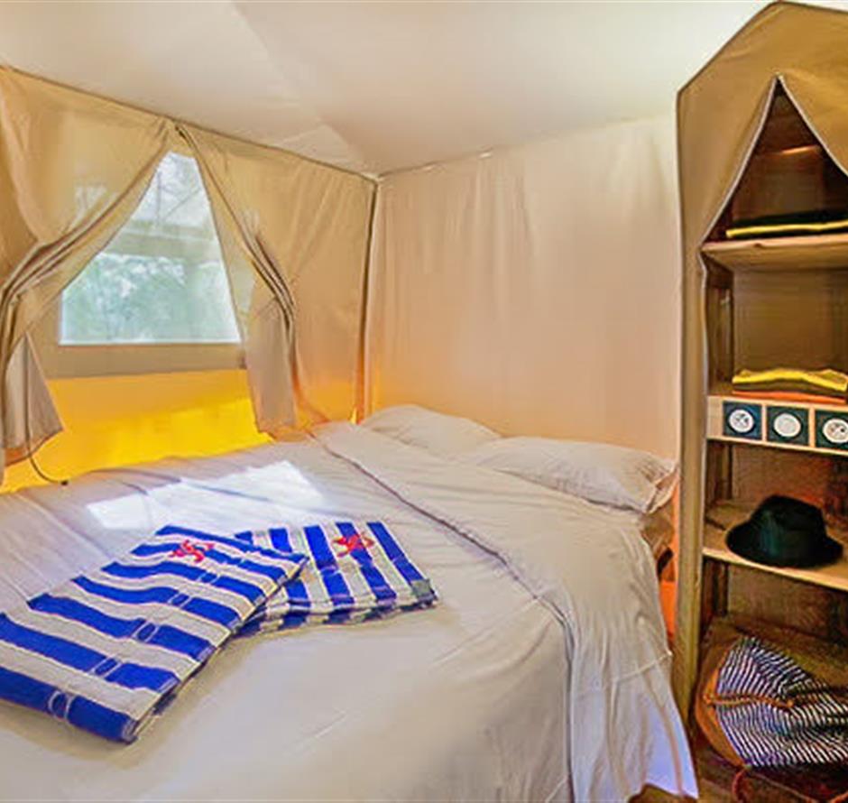 Chambre du Tente lodge 4 personnes 2 chambres 