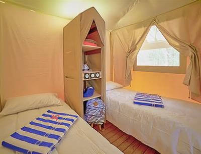 Chambre du Tente lodge 4 personnes 2 chambres