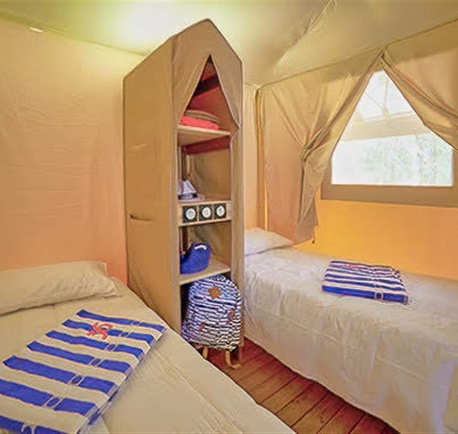 Chambre du Tente lodge 4 personnes 2 chambres 
