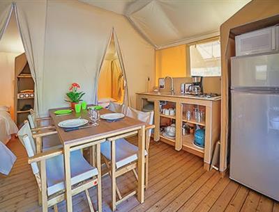 Cuisine du Tente lodge 4 personnes 2 chambres