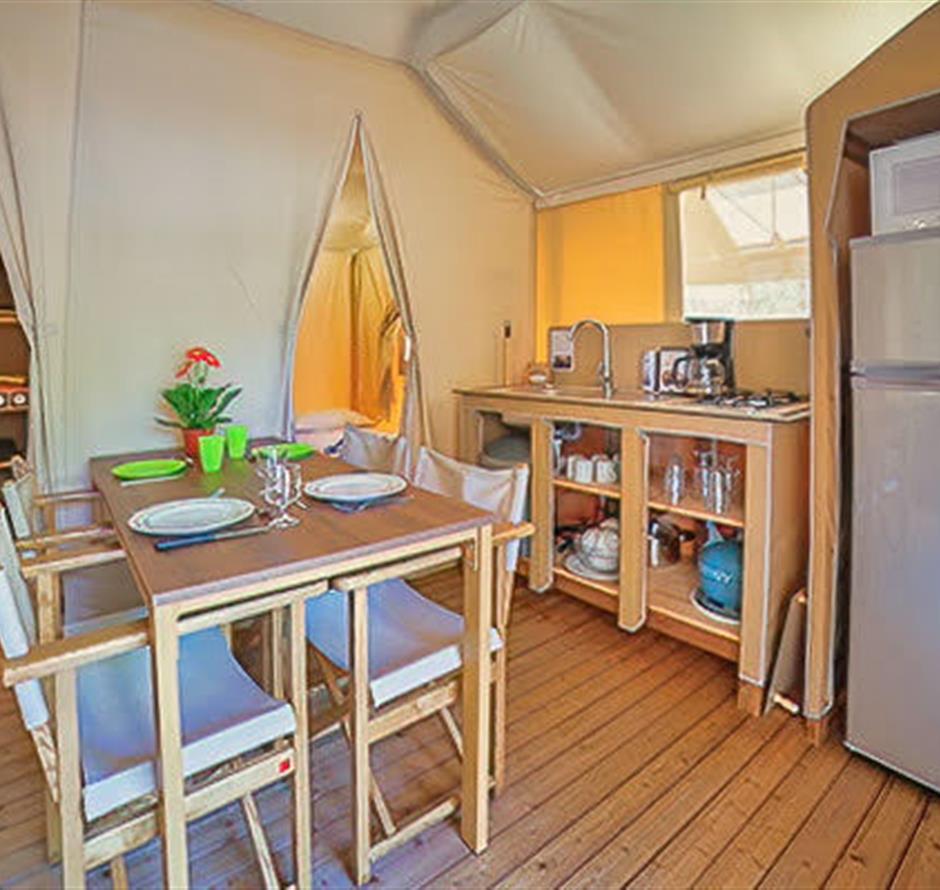 Cuisine du Tente lodge 4 personnes 2 chambres 