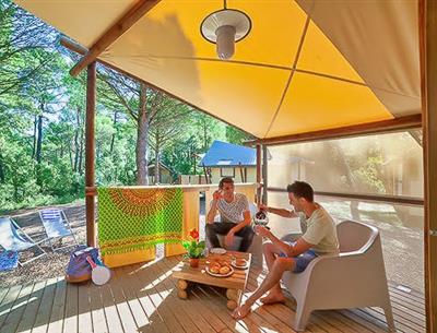 Terrasse du Tente lodge 4 personnes 2 chambres