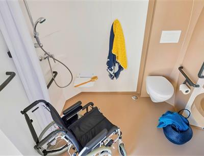 Salle de bain du Mobil-home 4/6 personnes avec 2 chambres et clim accessible PMR