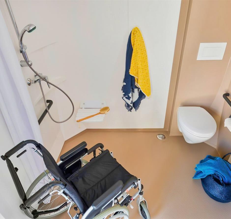 Salle de bain du Mobil-home 4/6 personnes avec 2 chambres et clim accessible PMR 