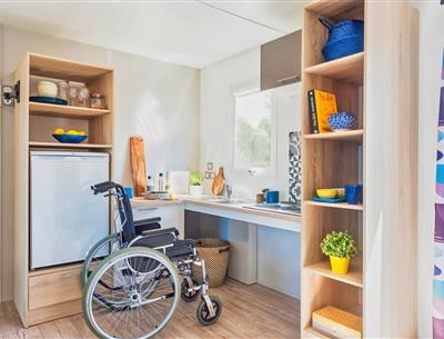 Cuisine du Mobil-home 4/6 personnes avec 2 chambres et clim accessible PMR