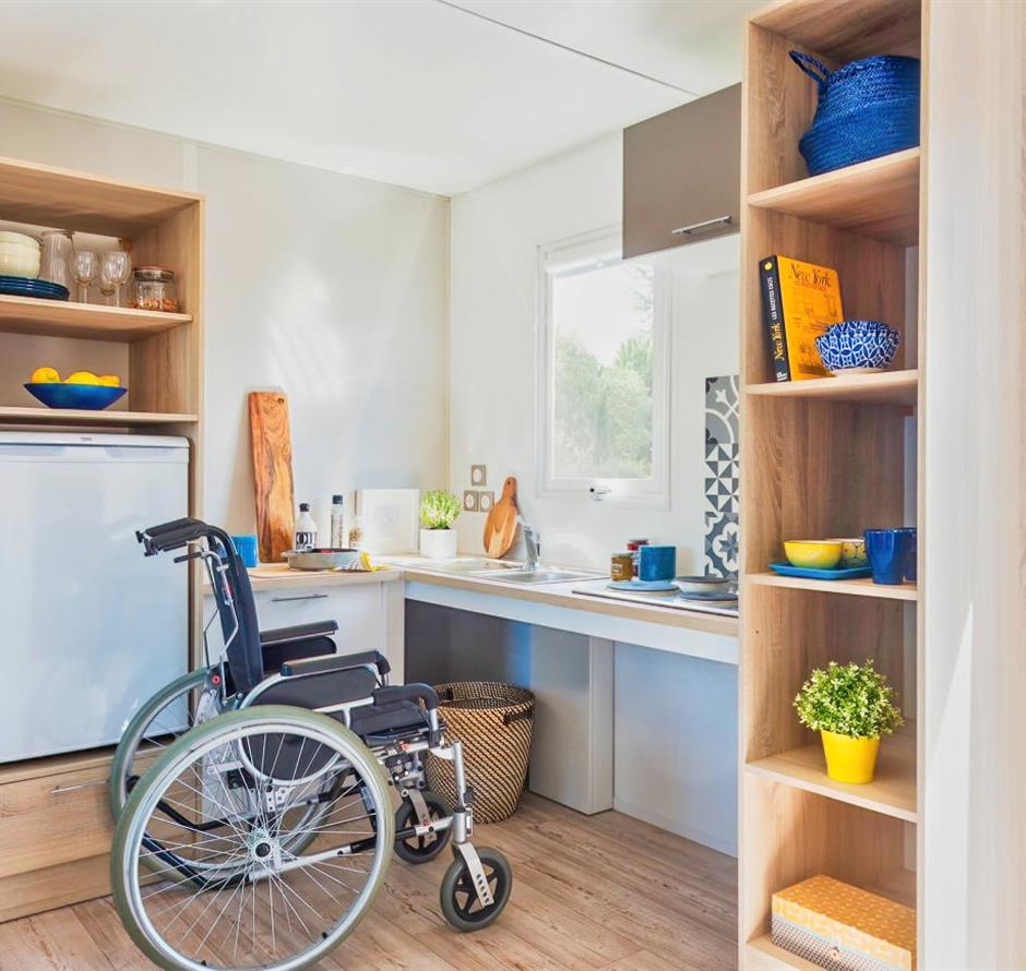 Cuisine du Mobil-home 4/6 personnes avec 2 chambres et clim accessible PMR 