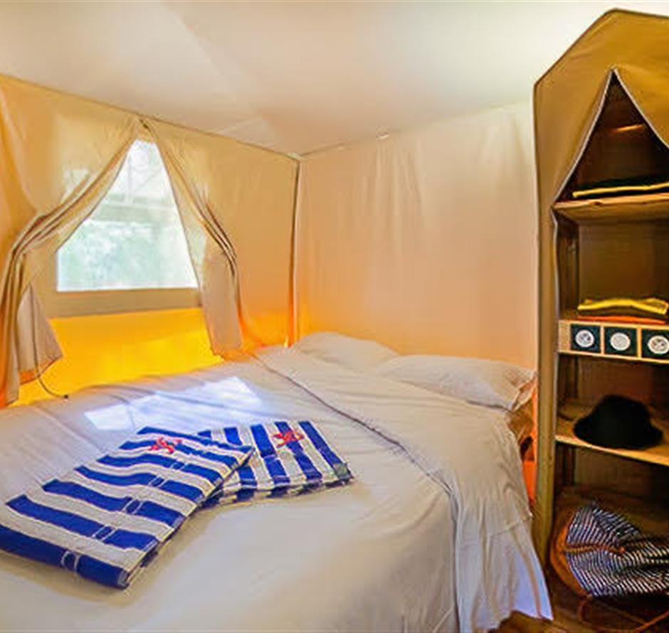 Chambre de la Tente lodge 4 pers 2 fleurs 