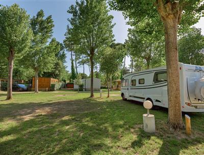 Emplacements nus avec électricité 2 fleurs au Camping Les Sirènes