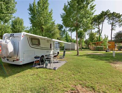 Emplacements nus avec électricité 2 fleurs au Camping Les Sirènes