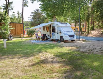 Emplacements nus avec électricité 2 fleurs au Camping Les Sirènes