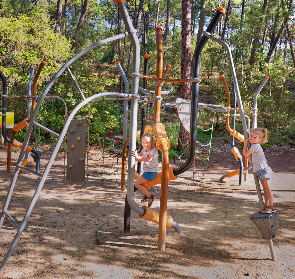 aire de jeux pour enfants au Camping Les Sirènes 