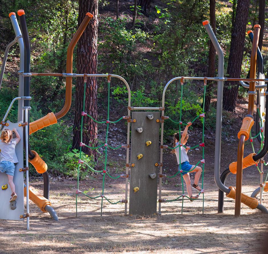aire de jeux pour enfants au Camping Les Sirènes 