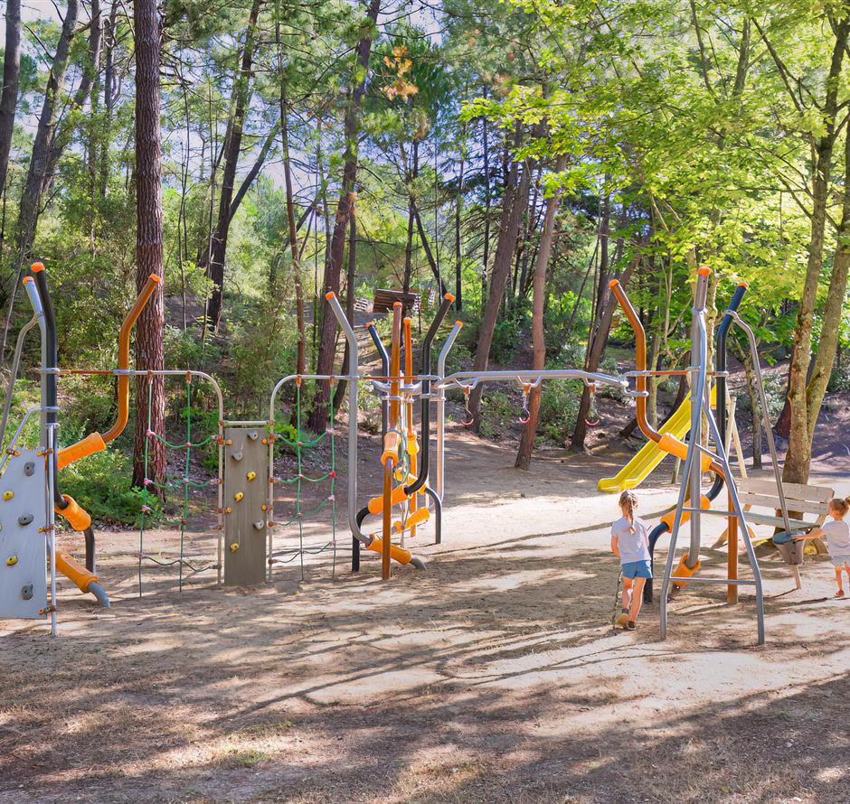 aire de jeux pour enfants au Camping Les Sirènes 