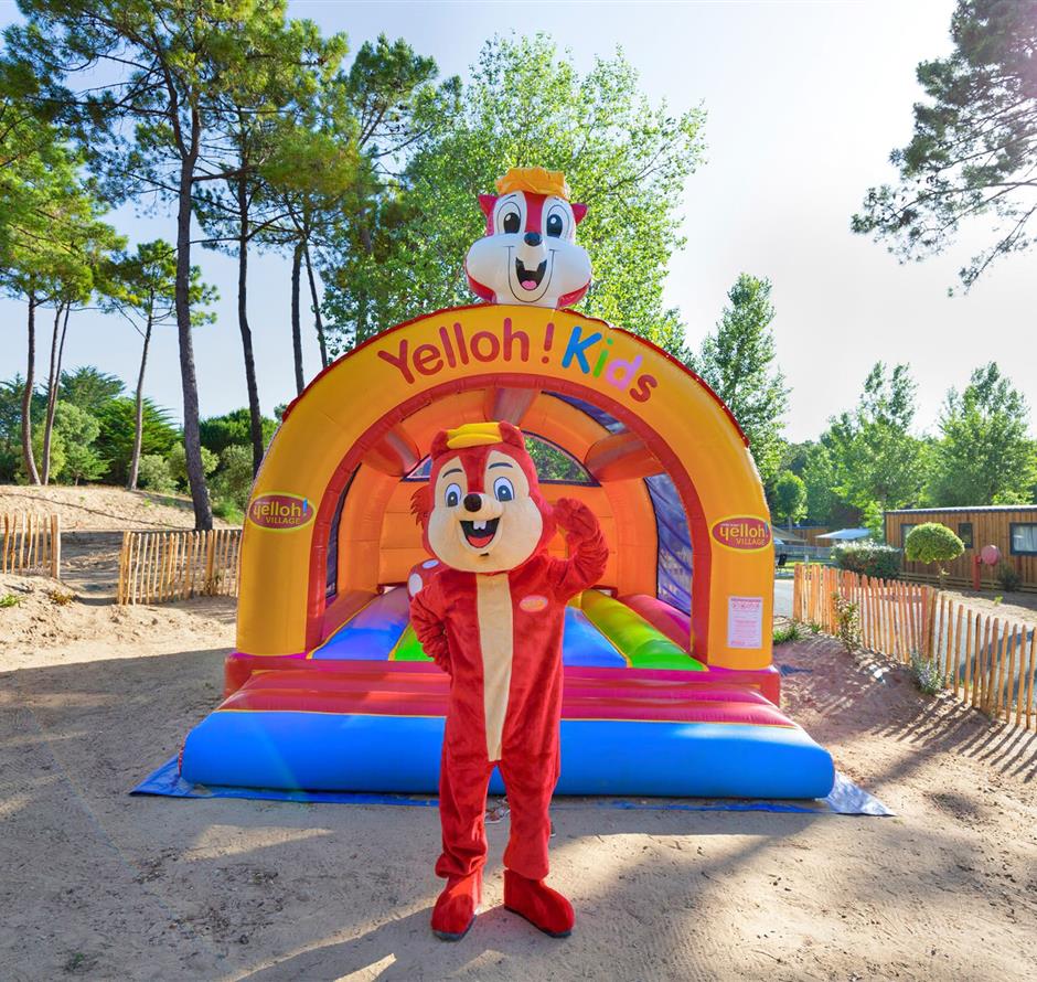 structure gonflable pour les enfants au Camping Les Sirènes 