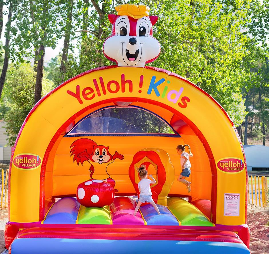 structure gonflable pour les enfants au Camping Les Sirènes 