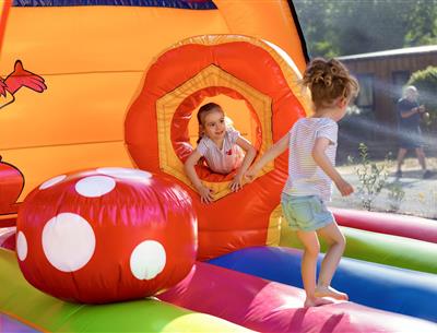 structure gonflable pour les enfants au Camping Les Sirènes