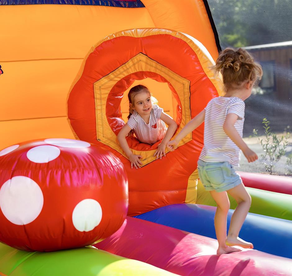 structure gonflable pour les enfants au Camping Les Sirènes 