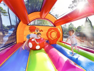 structure gonflable pour les enfants au Camping Les Sirènes