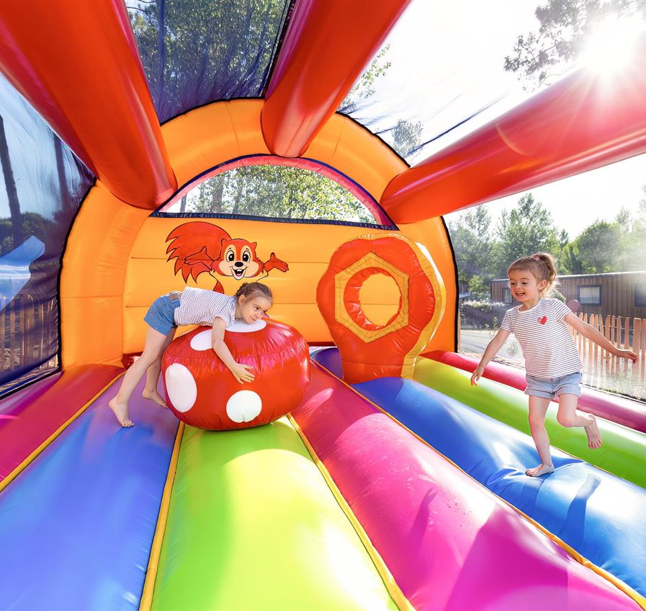 structure gonflable pour les enfants au Camping Les Sirènes 