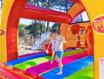 structure gonflable pour les enfants au Camping Les Sirènes