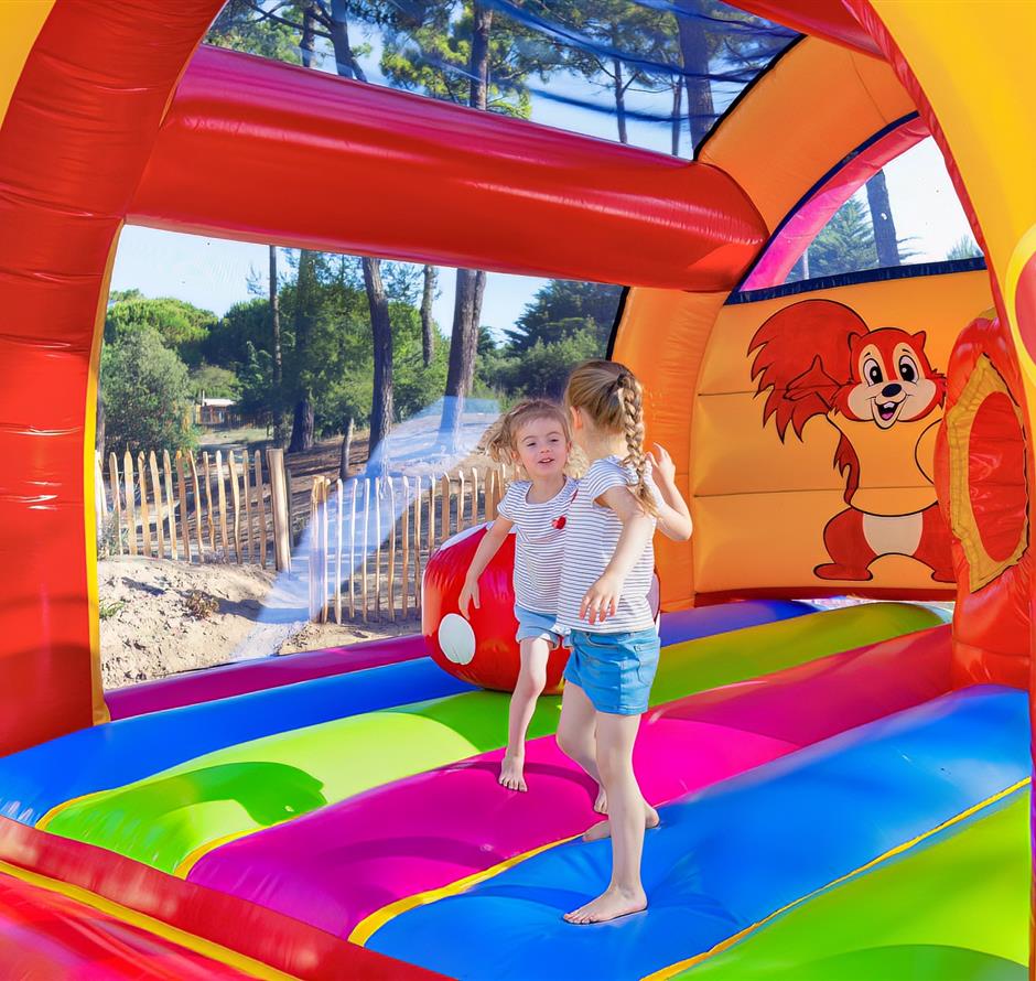 structure gonflable pour les enfants au Camping Les Sirènes 