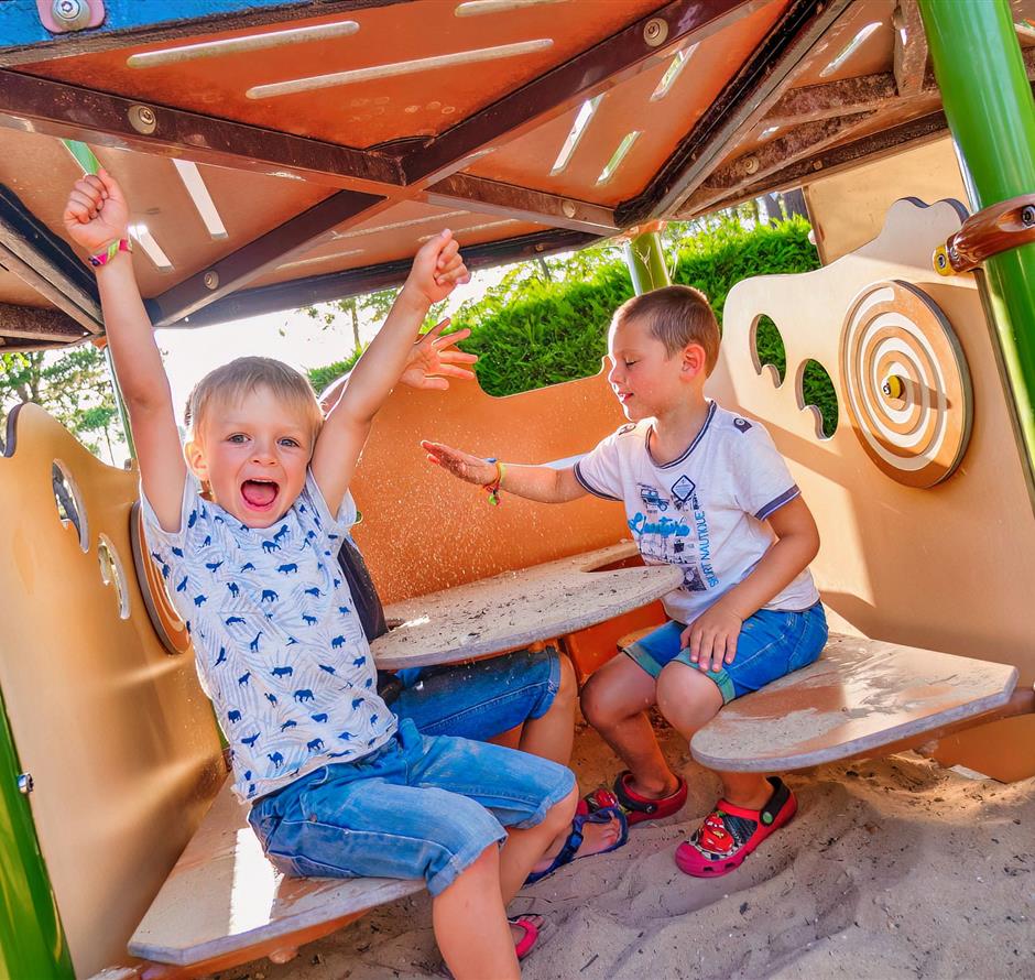 aire de jeux pour enfants au Camping Les Sirènes 
