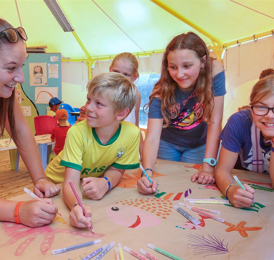 Activités manuelles pour les enfants au Camping Les Sirènes 