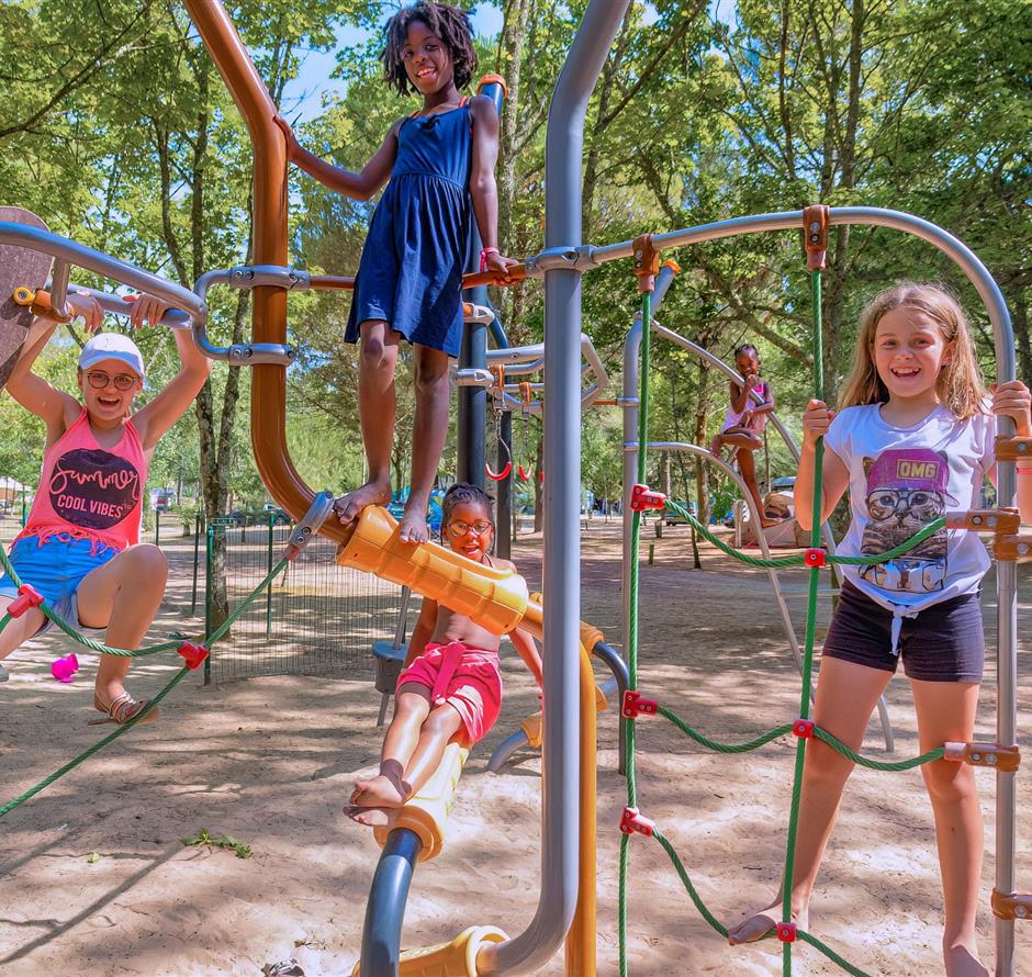 aire de jeux pour enfants au Camping Les Sirènes 