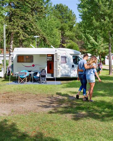 Emplacement nu pour camping-car au Camping 4 étoiles Les Sirènes à Saint Jean de monts en Vendée - CAMPING**** Les Sirènes