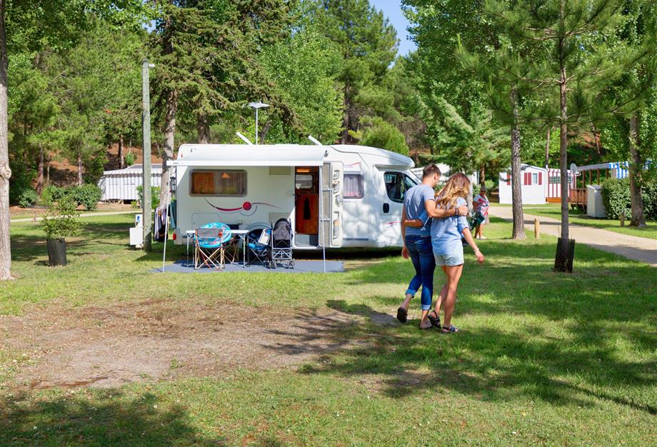 Emplacement nu pour camping-car au Camping 3 étoiles Les Sirènes à Saint Jean de monts en Vendée - CAMPING*** Les Sirènes