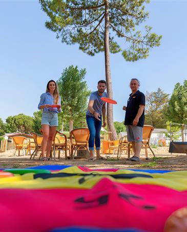 Loisirs et animations sur le camping Les Sirènes 3 étoiles à Saint-Jean-de-Monts (Parties de pétanque, tennis de table, cours de fitness, vélo, football, cours d'aquagym, prendre un verre au bar, ...) - CAMPING**** Les Sirènes