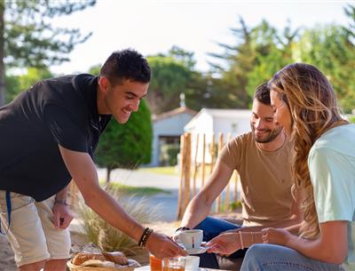 Service petit déjeuner au Camping Les Sirènes
