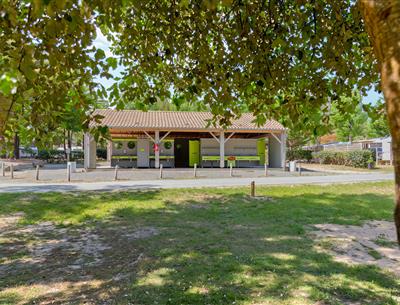 Services sur place au Camping Les Sirènes 3 étoiles  à Saint Jean de Monts en Vendée (petit déjeuner, location vélo, snack, bar, épicerie, massage, laverie, ...)