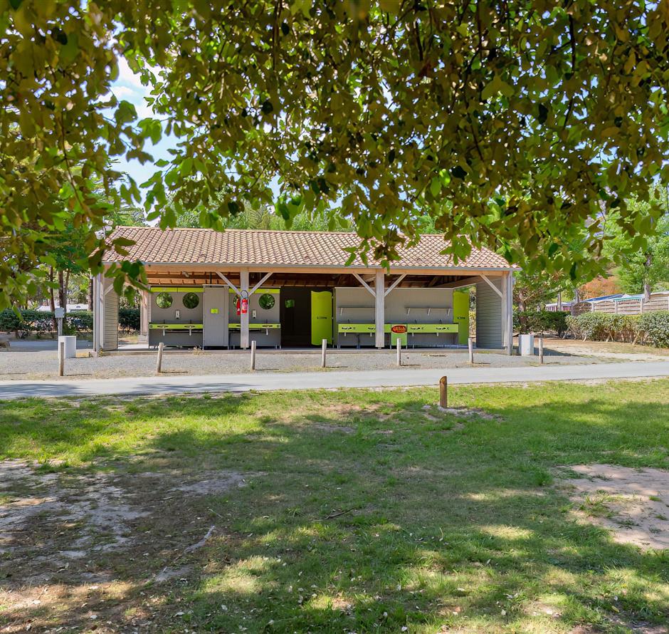 Services sur place au Camping Les Sirènes 3 étoiles  à Saint Jean de Monts en Vendée (petit déjeuner, location vélo, snack, bar, épicerie, massage, laverie, ...) 