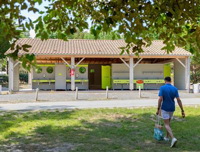 Services sur place au Camping Les Sirènes 3 étoiles  à Saint Jean de Monts en Vendée (petit déjeuner, location vélo, snack, bar, épicerie, massage, laverie, ...)