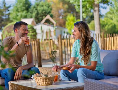 Services sur place au Camping Les Sirènes 3 étoiles  à Saint Jean de Monts en Vendée (petit déjeuner, location vélo, snack, bar, épicerie, massage, laverie, ...)