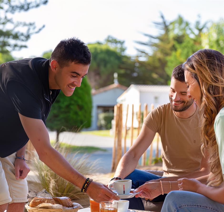 Services sur place au Camping Les Sirènes 3 étoiles  à Saint Jean de Monts en Vendée (petit déjeuner, location vélo, snack, bar, épicerie, massage, laverie, ...) 
