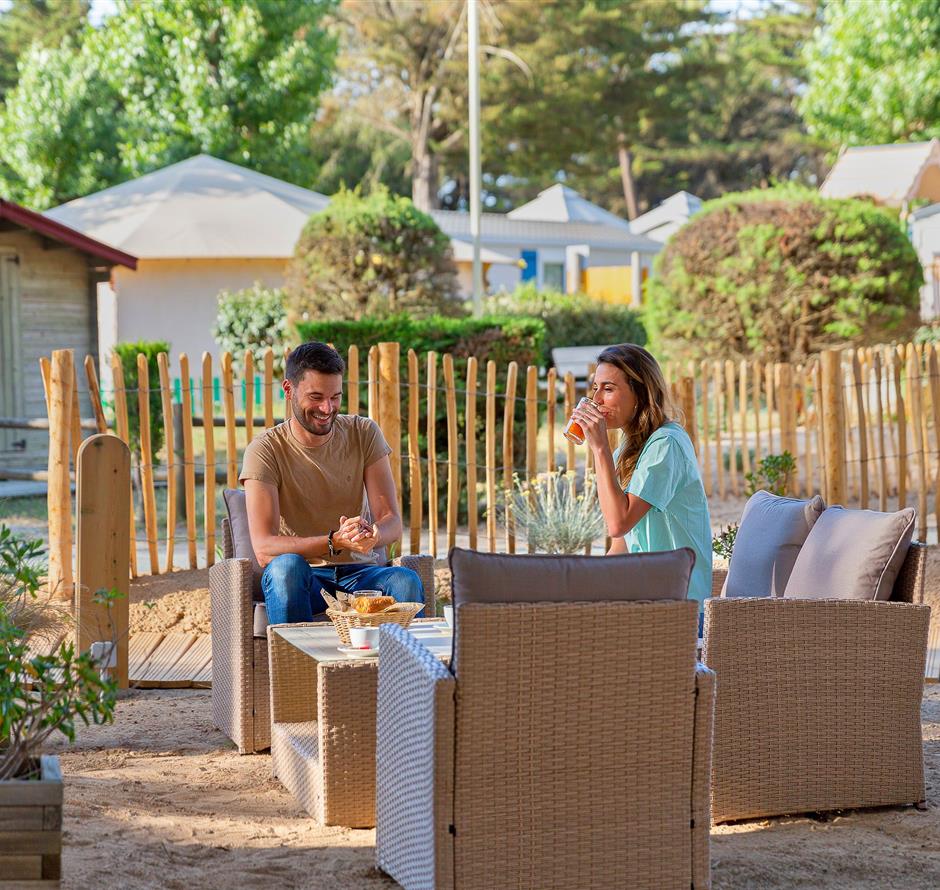 Services sur place au Camping Les Sirènes 3 étoiles  à Saint Jean de Monts en Vendée (petit déjeuner, location vélo, snack, bar, épicerie, massage, laverie, ...) 