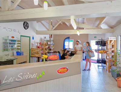 Services sur place au Camping Les Sirènes 3 étoiles  à Saint Jean de Monts en Vendée (petit déjeuner, location vélo, snack, bar, épicerie, massage, laverie, ...)