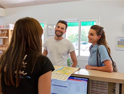 Services sur place au Camping Les Sirènes 3 étoiles  à Saint Jean de Monts en Vendée (petit déjeuner, location vélo, snack, bar, épicerie, massage, laverie, ...)