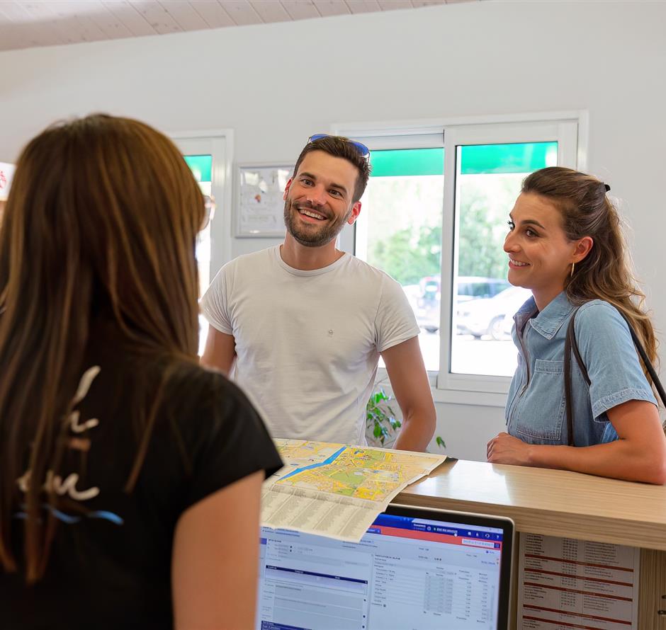 Services sur place au Camping Les Sirènes 3 étoiles  à Saint Jean de Monts en Vendée (petit déjeuner, location vélo, snack, bar, épicerie, massage, laverie, ...) 
